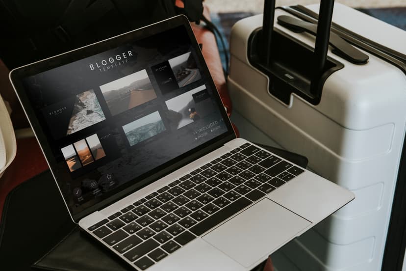Laptop mit Website-Darstellung